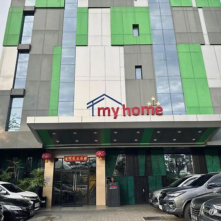 My Home Hotel Pontianak Esterno foto