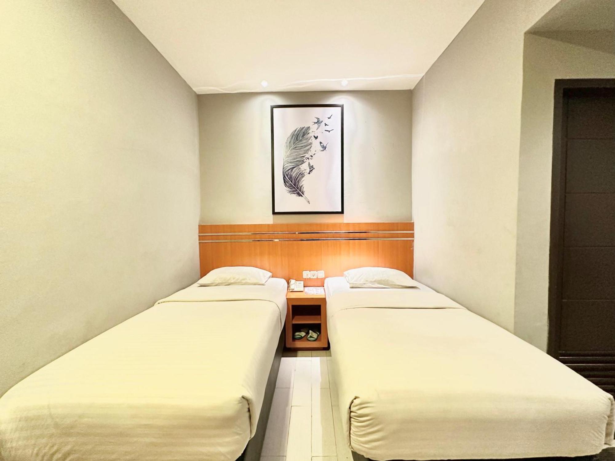 My Home Hotel Pontianak Esterno foto