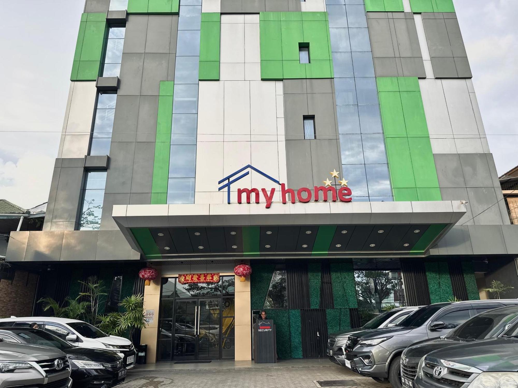 My Home Hotel Pontianak Esterno foto