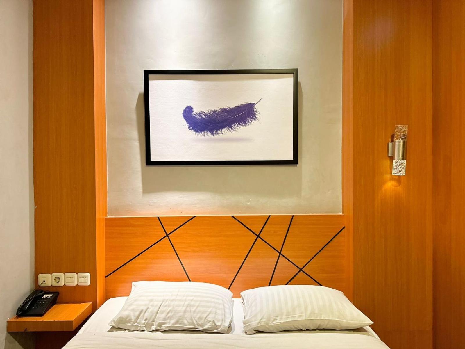 My Home Hotel Pontianak Esterno foto