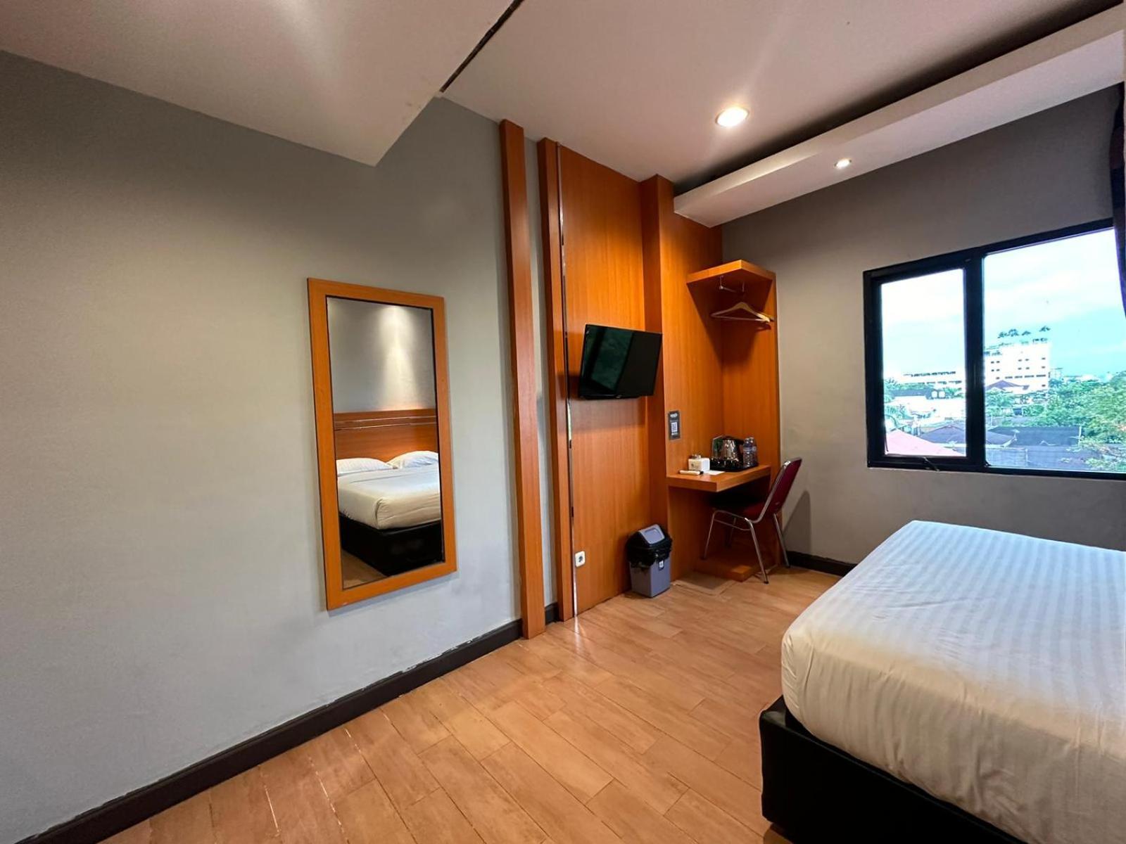 My Home Hotel Pontianak Esterno foto