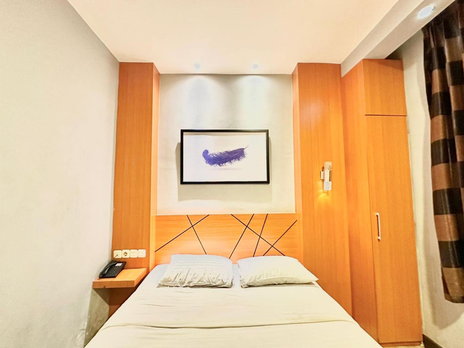 My Home Hotel Pontianak Esterno foto