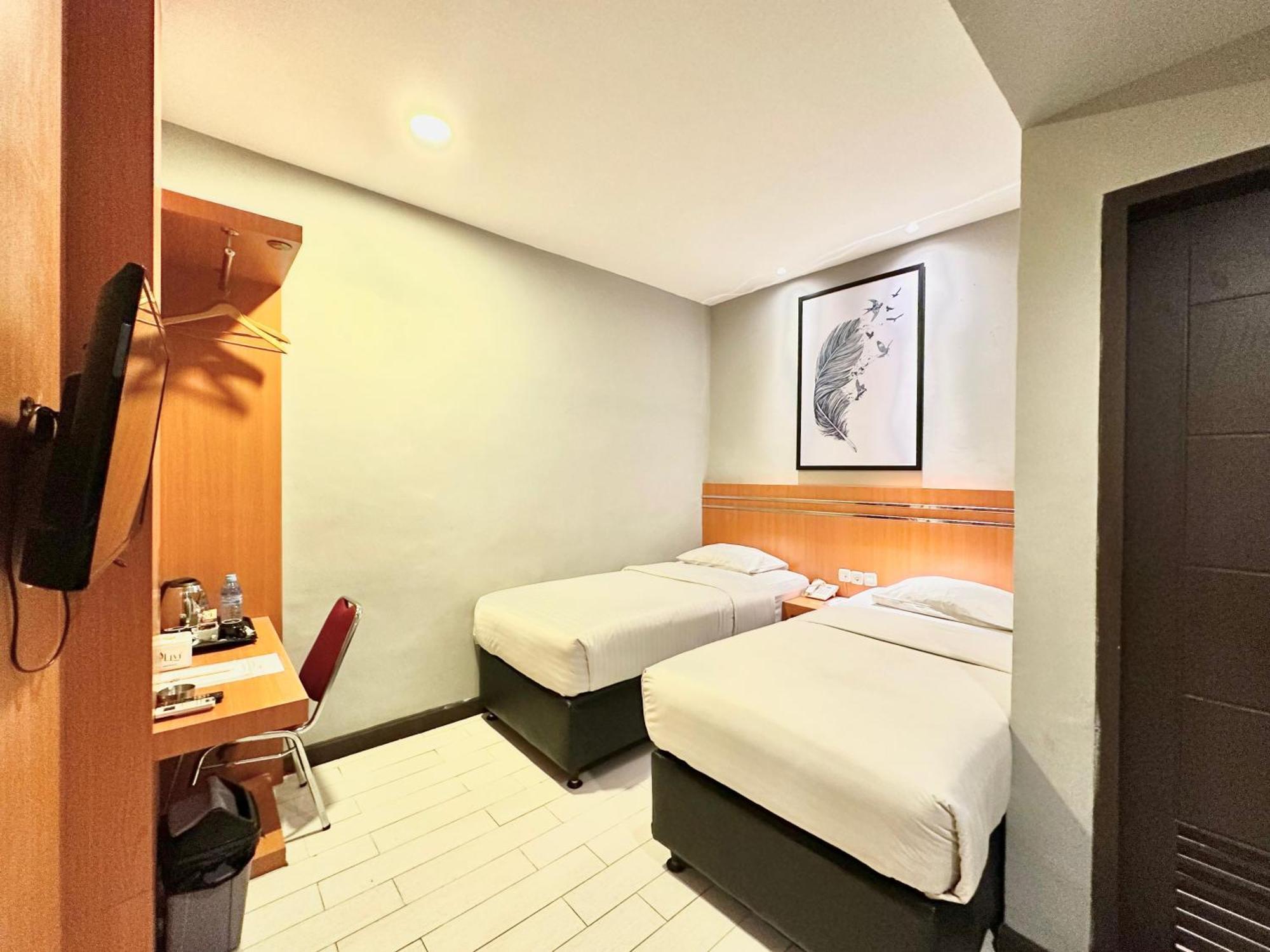 My Home Hotel Pontianak Esterno foto
