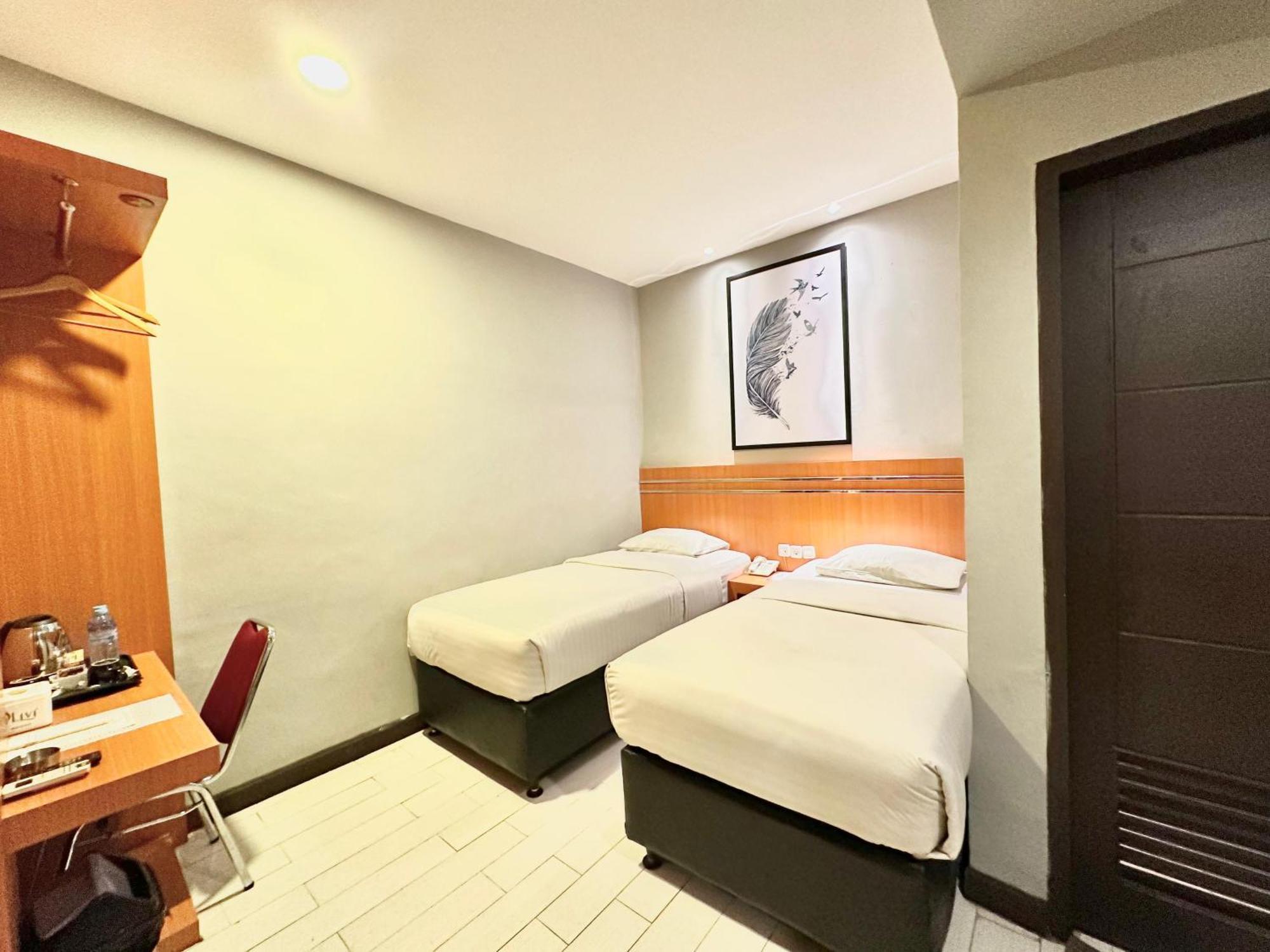 My Home Hotel Pontianak Esterno foto