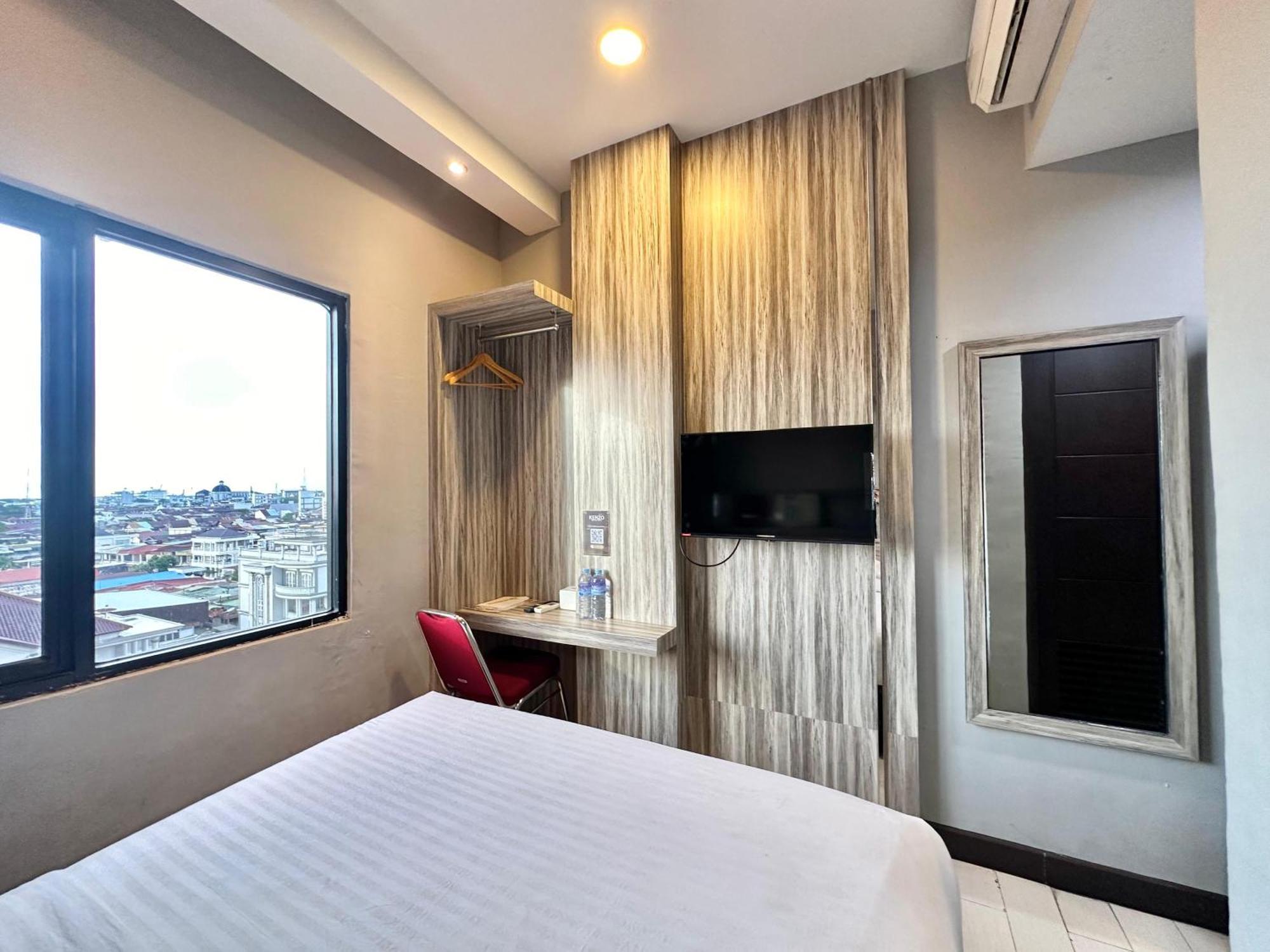 My Home Hotel Pontianak Esterno foto