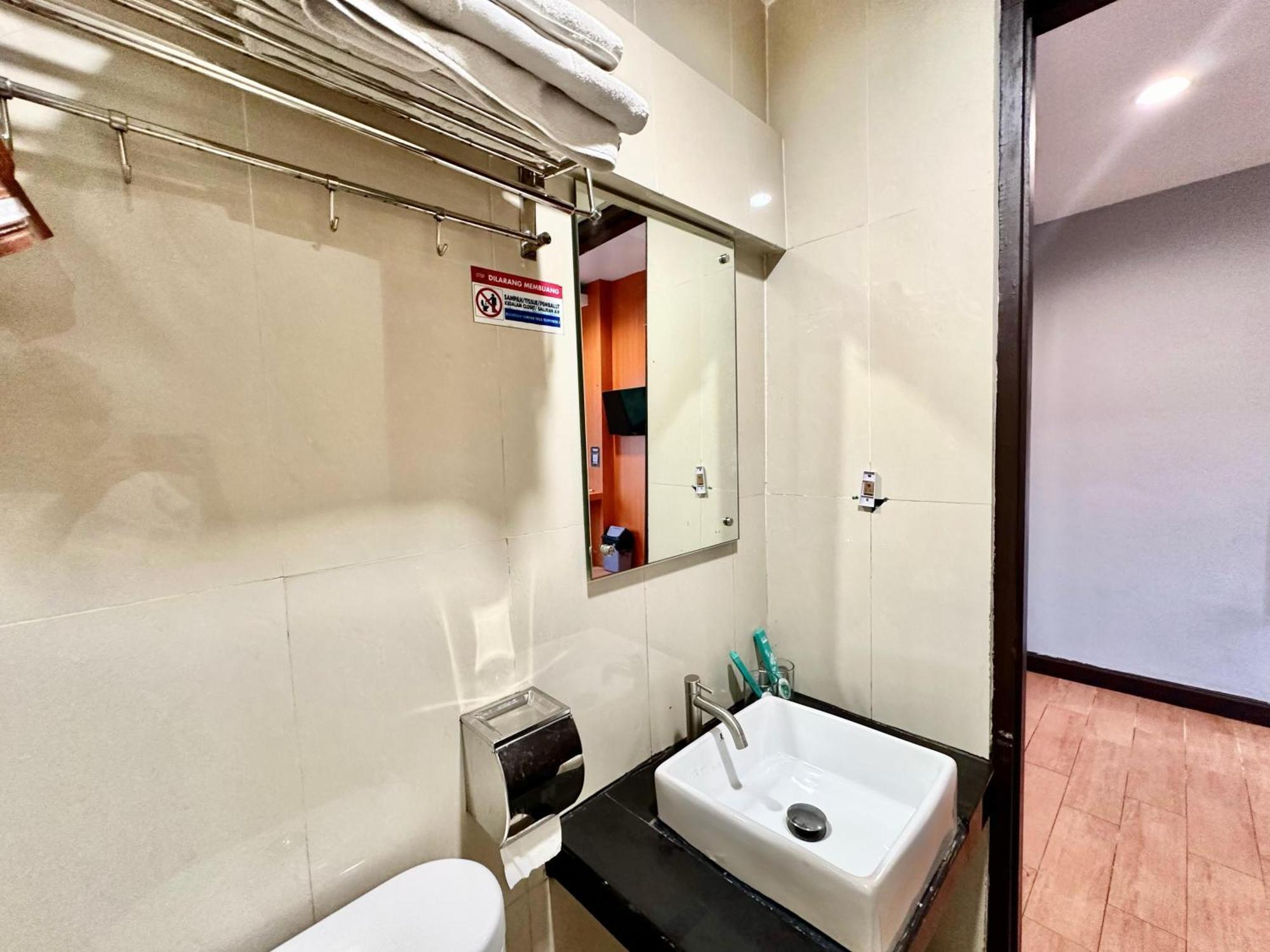 My Home Hotel Pontianak Esterno foto