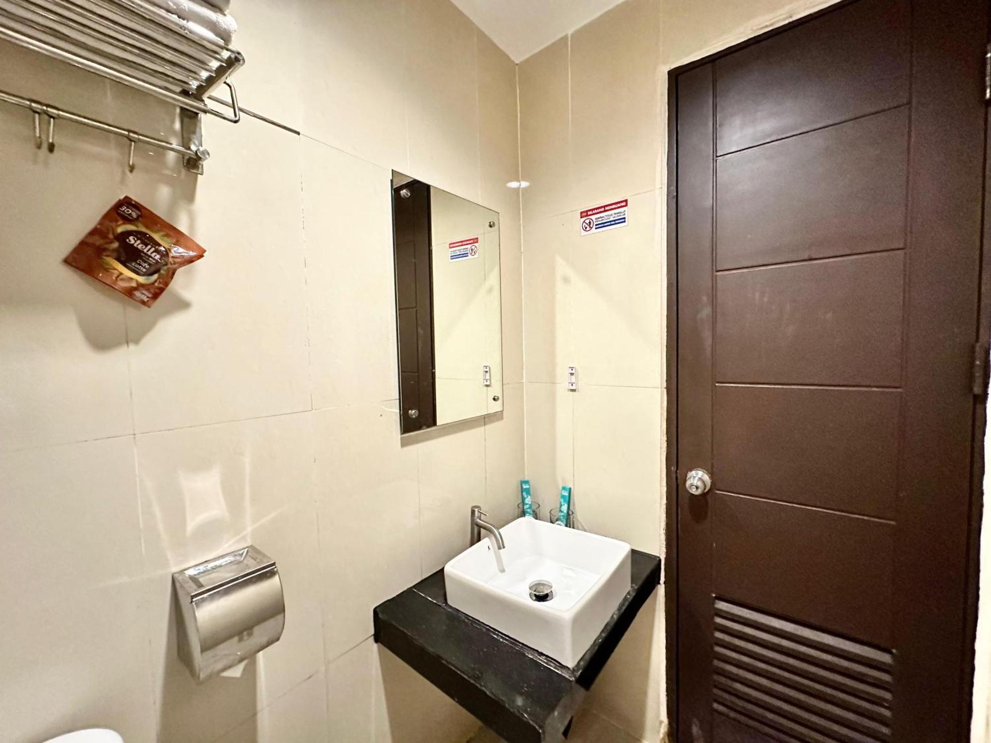 My Home Hotel Pontianak Esterno foto