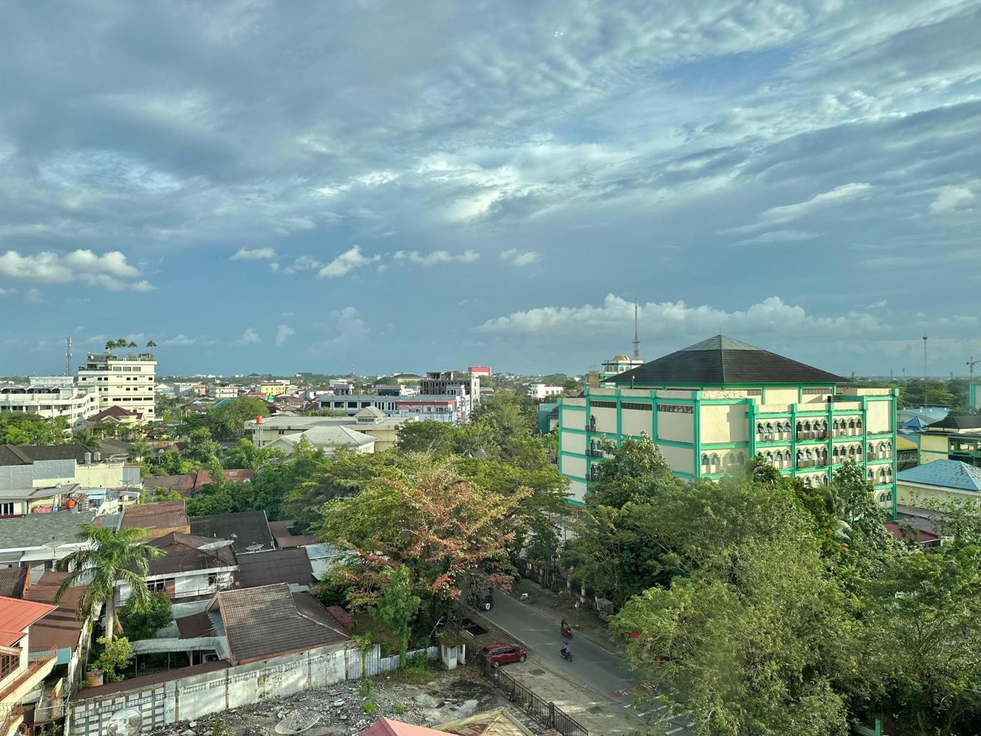 My Home Hotel Pontianak Esterno foto