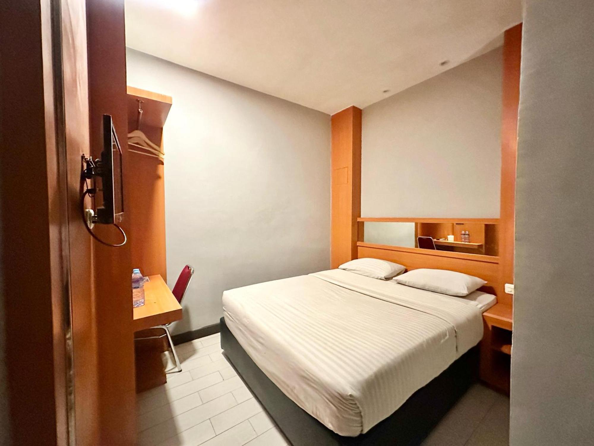 My Home Hotel Pontianak Esterno foto