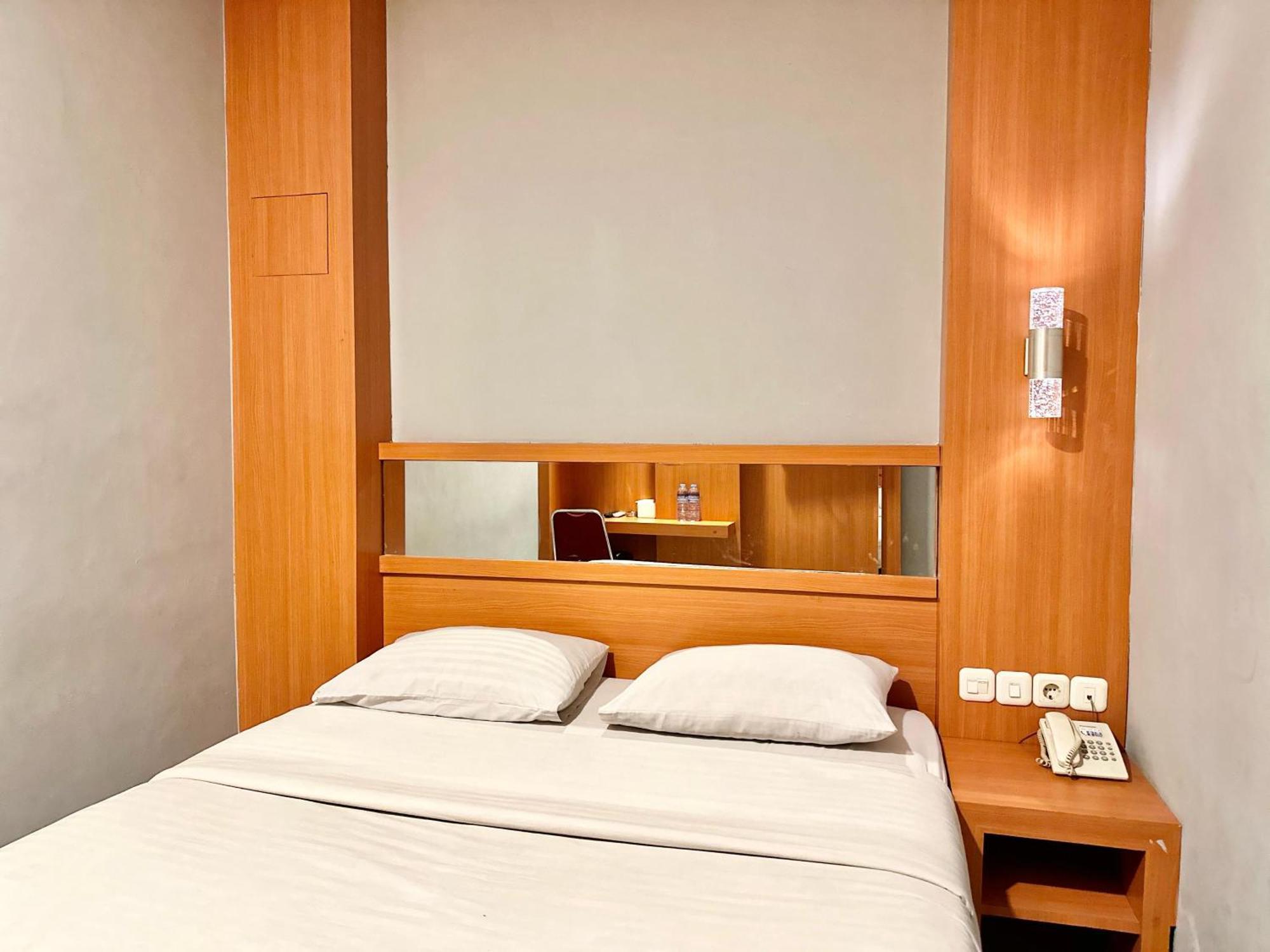 My Home Hotel Pontianak Esterno foto