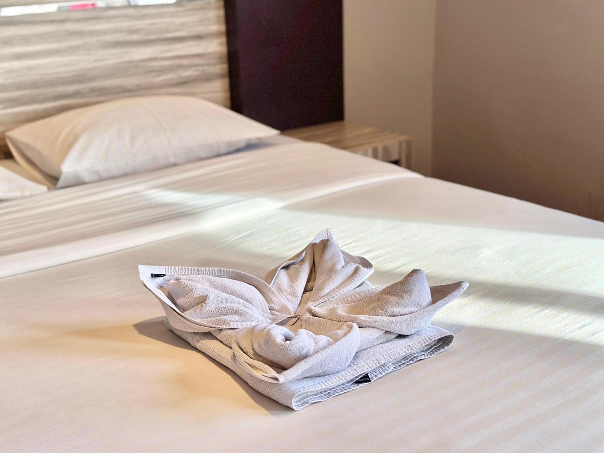 My Home Hotel Pontianak Esterno foto