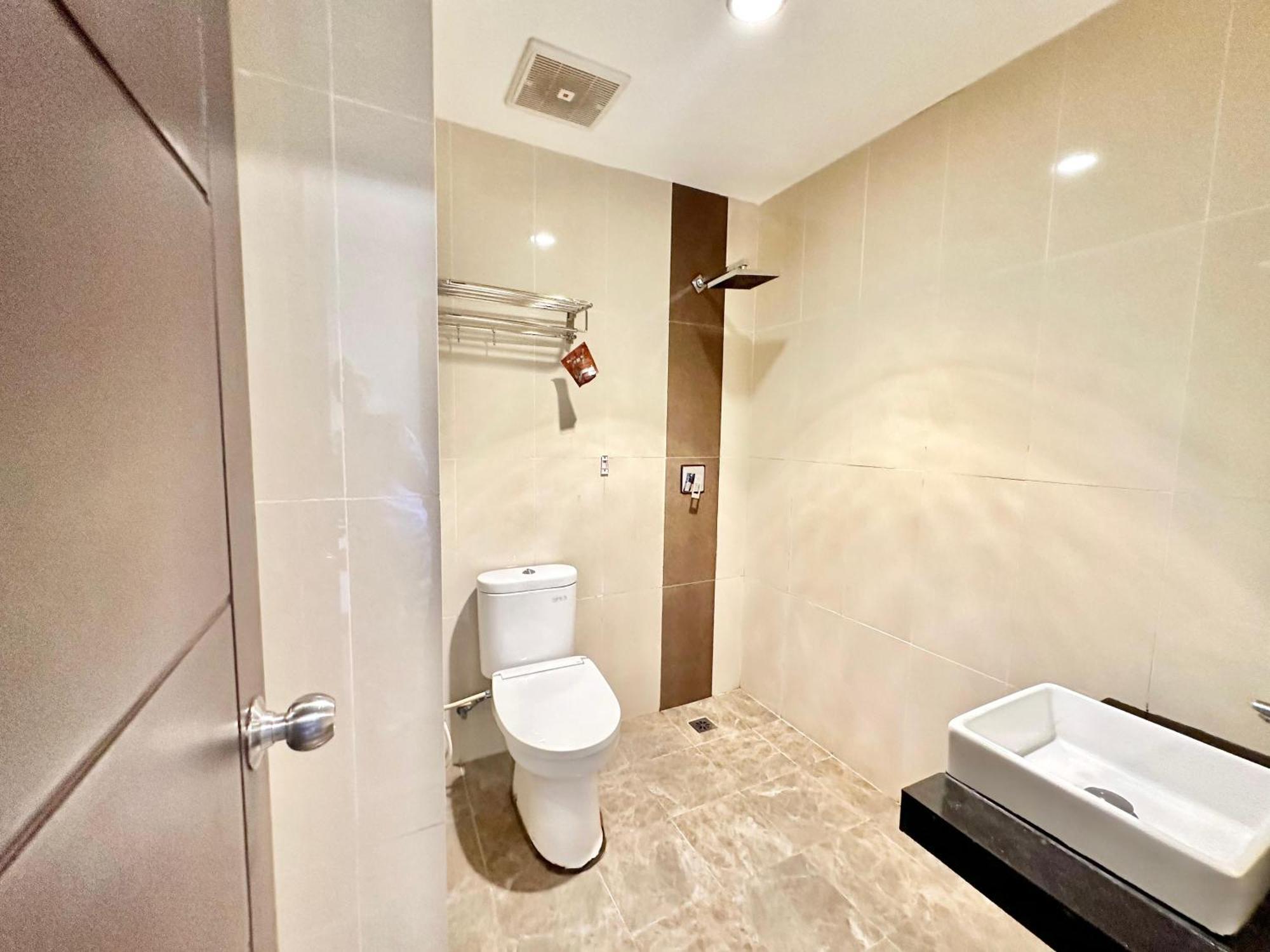 My Home Hotel Pontianak Esterno foto