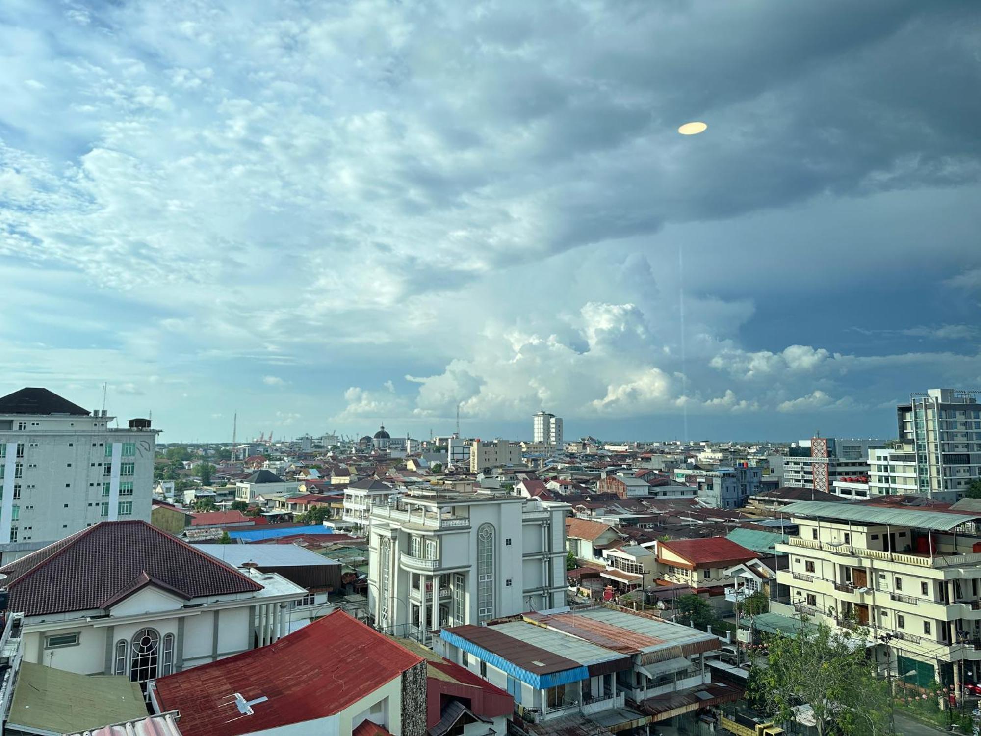 My Home Hotel Pontianak Esterno foto